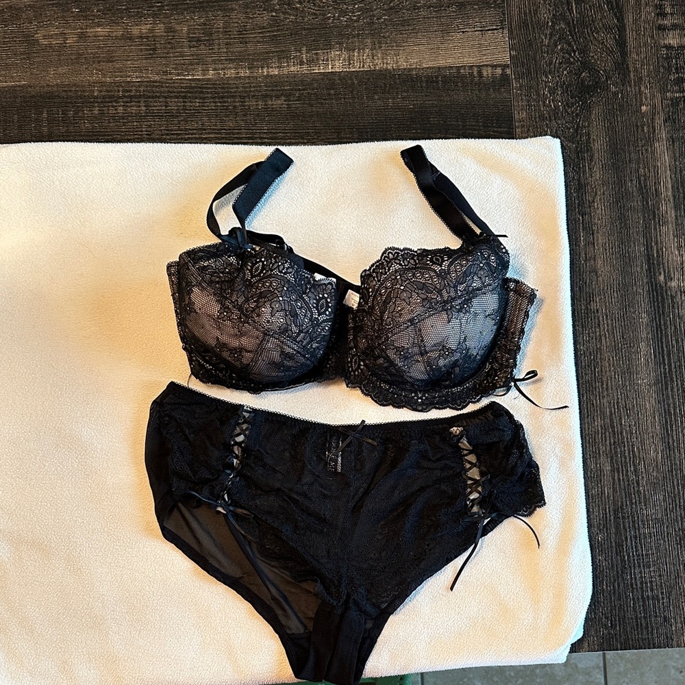 Adore Black Lace Bra and Panty Set SIZE 38F (DDD)